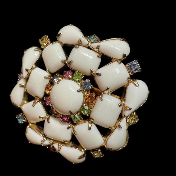 Vintage milk glass Cameo Broach with Rhinestones - Picture 4 of 10